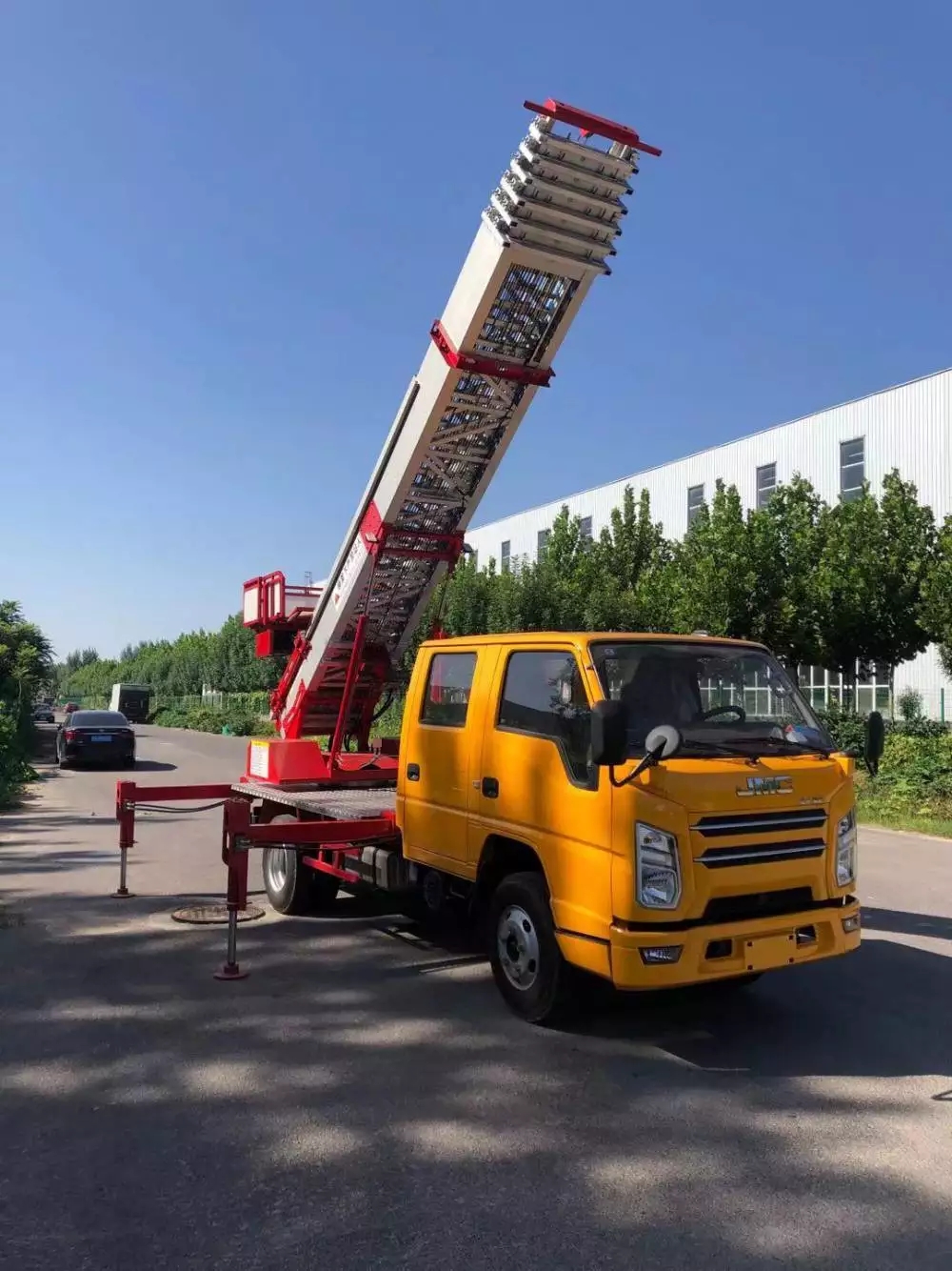 唐山附近的云梯车出租服务：轻松解决高空作业需求